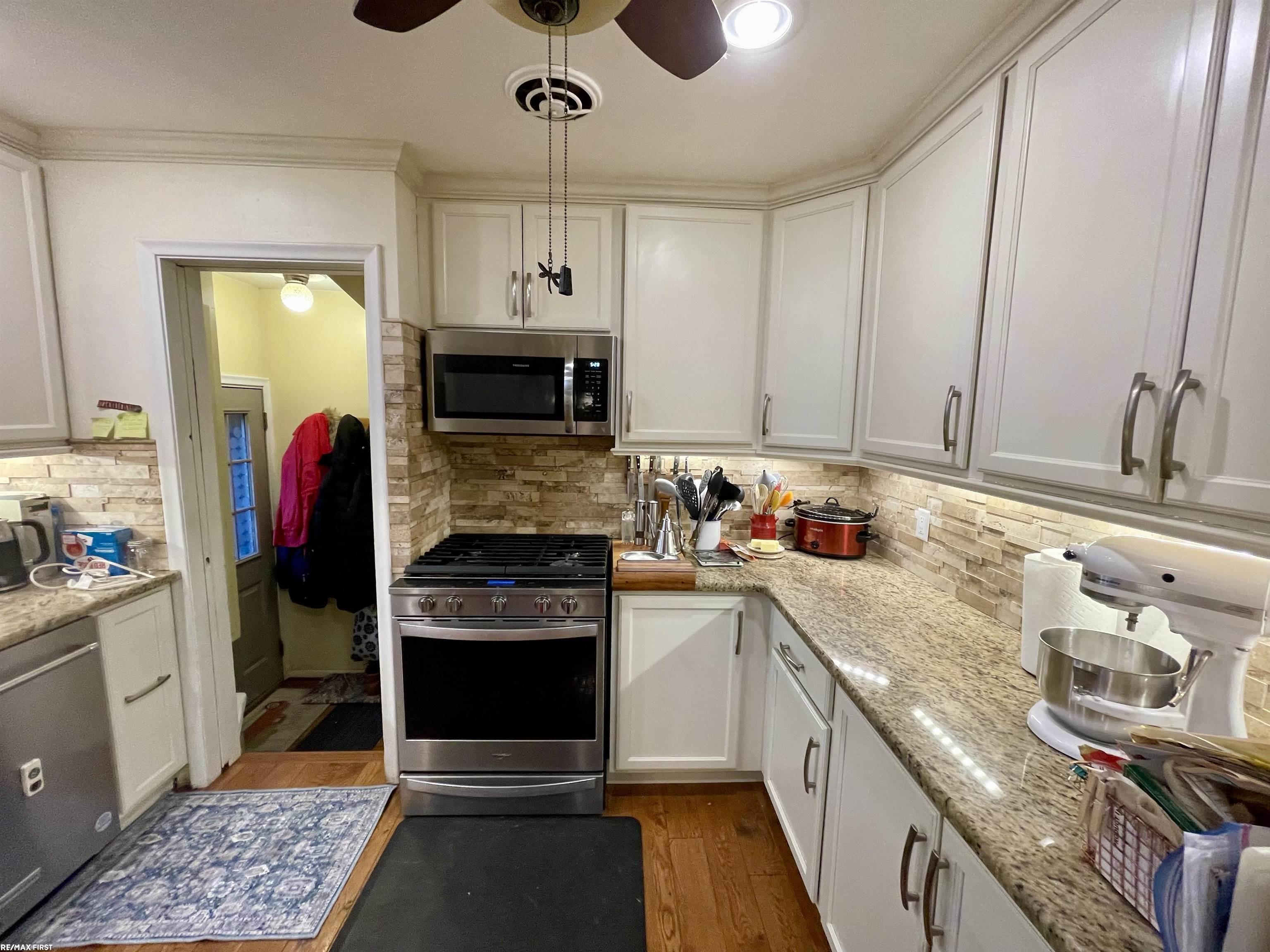 1178 Hampton Road Grosse Pointe, MI 48236 - Photo 18 of 50 SS appliances included!