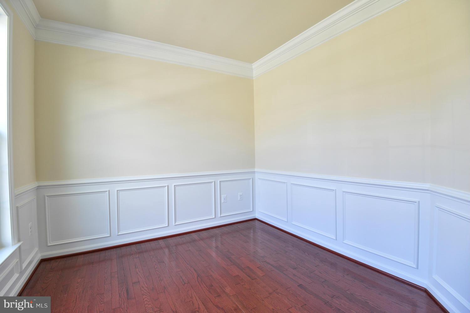 8181 Ridgely Loop Severn, MD 21144 - Photo 5 of 30 Living Room
