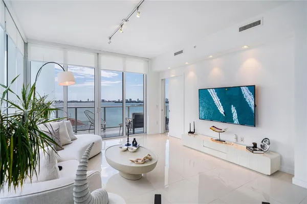 $6,000 | 601 Northeast 27th Street, Unit 1007, Miami, FL 33137