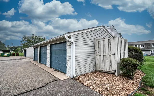 $225,000 | 2321 Pond Avenue East, Maplewood, MN 55119