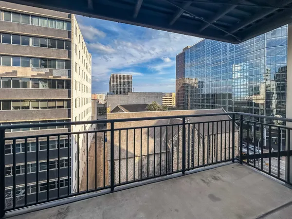 $1,995 | 800 Brazos Street, Unit 1006, Austin, TX 78701
