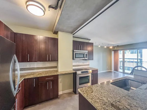 $1,995 | 800 Brazos Street, Unit 1006, Austin, TX 78701
