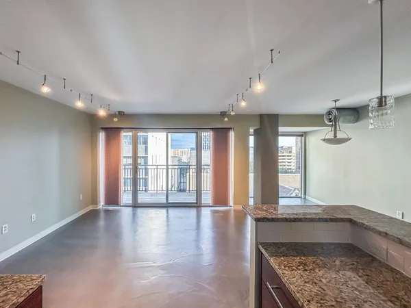 $1,995 | 800 Brazos Street, Unit 1006, Austin, TX 78701