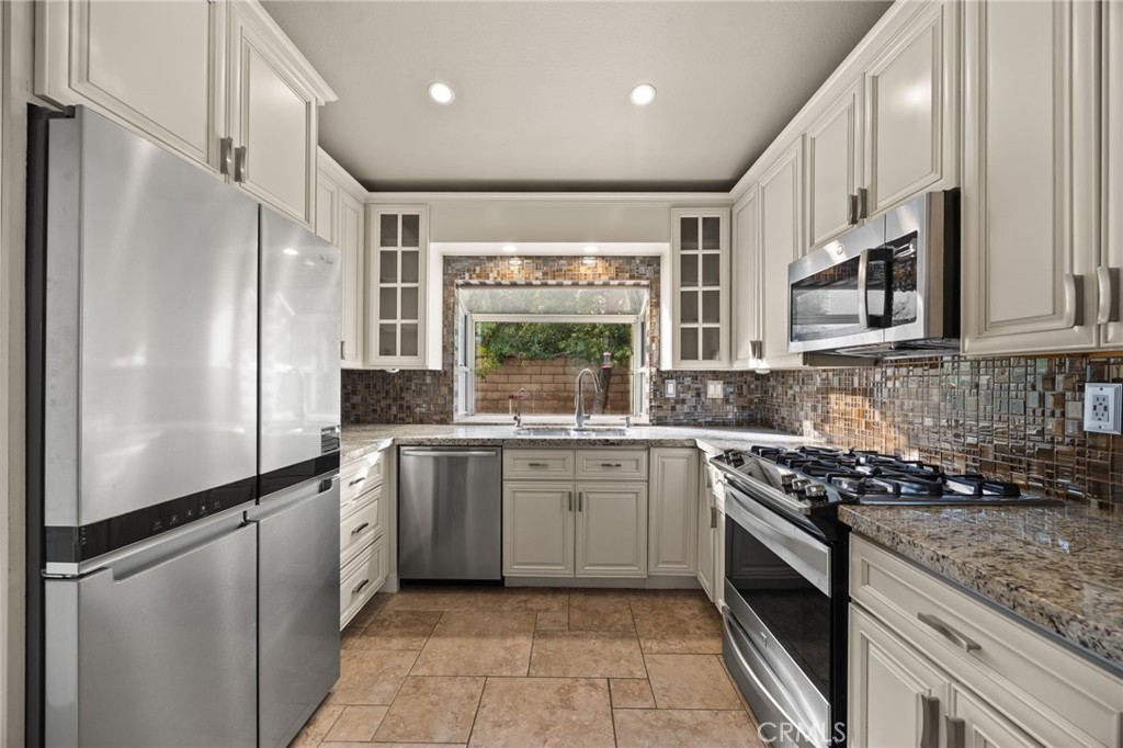 1185 Bridgeport Road Corona, CA 92882 - Photo 15 of 35