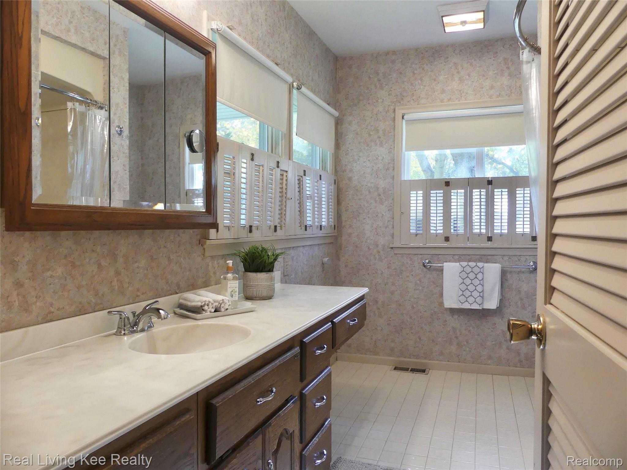 49741 Shelby Road Utica, MI 48317 - Photo 33 of 61 Large master bathroom