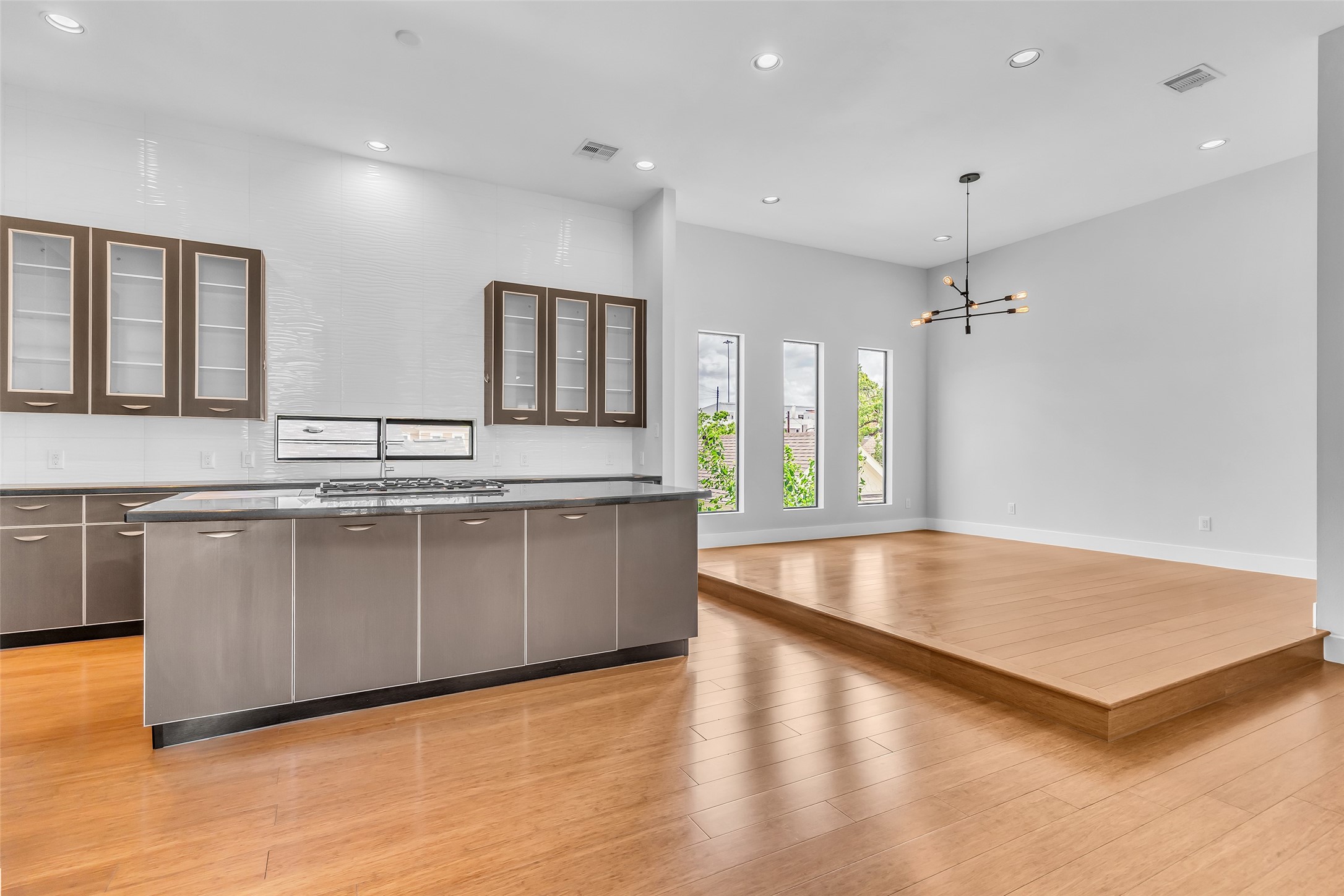 1802 Hickory Street Houston, TX 77007 - Photo 8 of 46