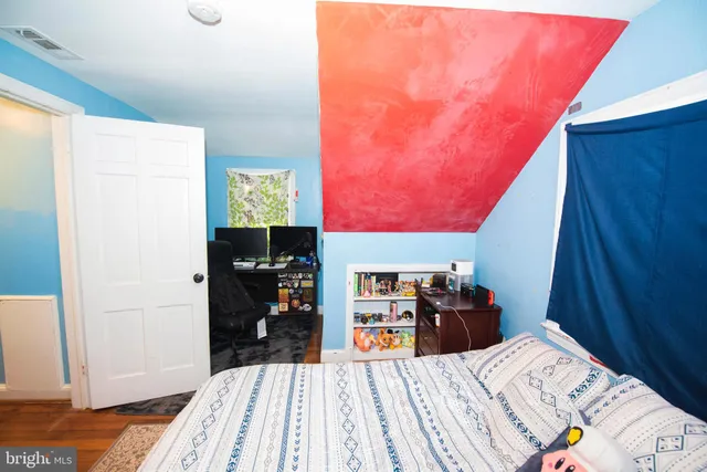 a bed room with a bed