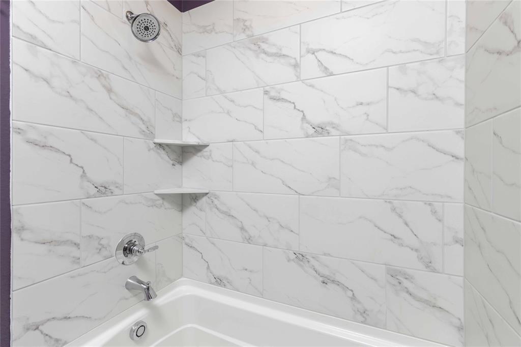 631 Cobblestone Lane Irving, TX 75039 - Photo 19 of 32 a bathroom with a bathtub