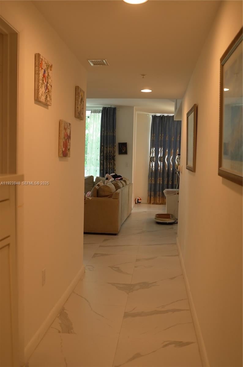 253 Northeast 2nd Street, Unit 908 Miami, FL 33132 - Photo 32 of 47 a view of a livingroom with couch
