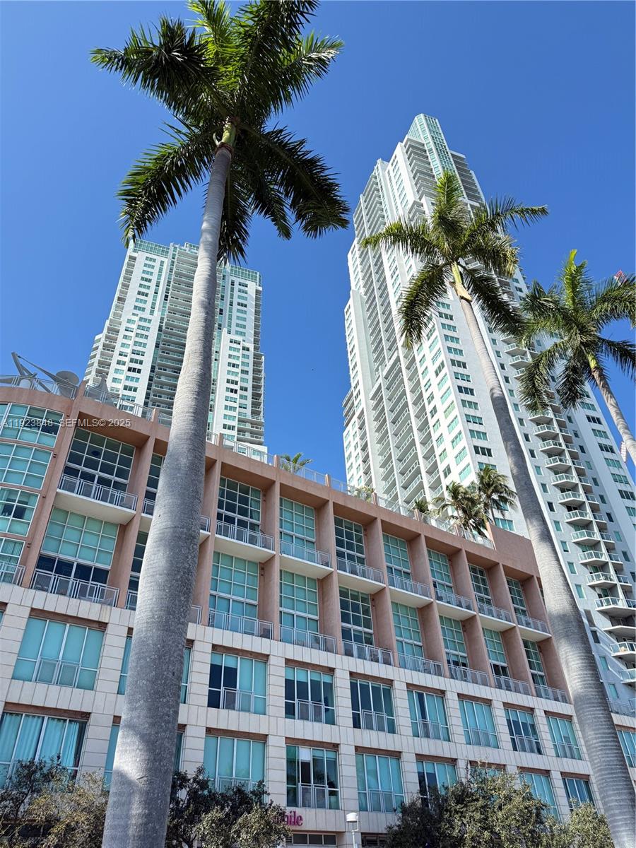 253 Northeast 2nd Street, Unit 908 Miami, FL 33132 - Photo 7 of 47 front view of a building