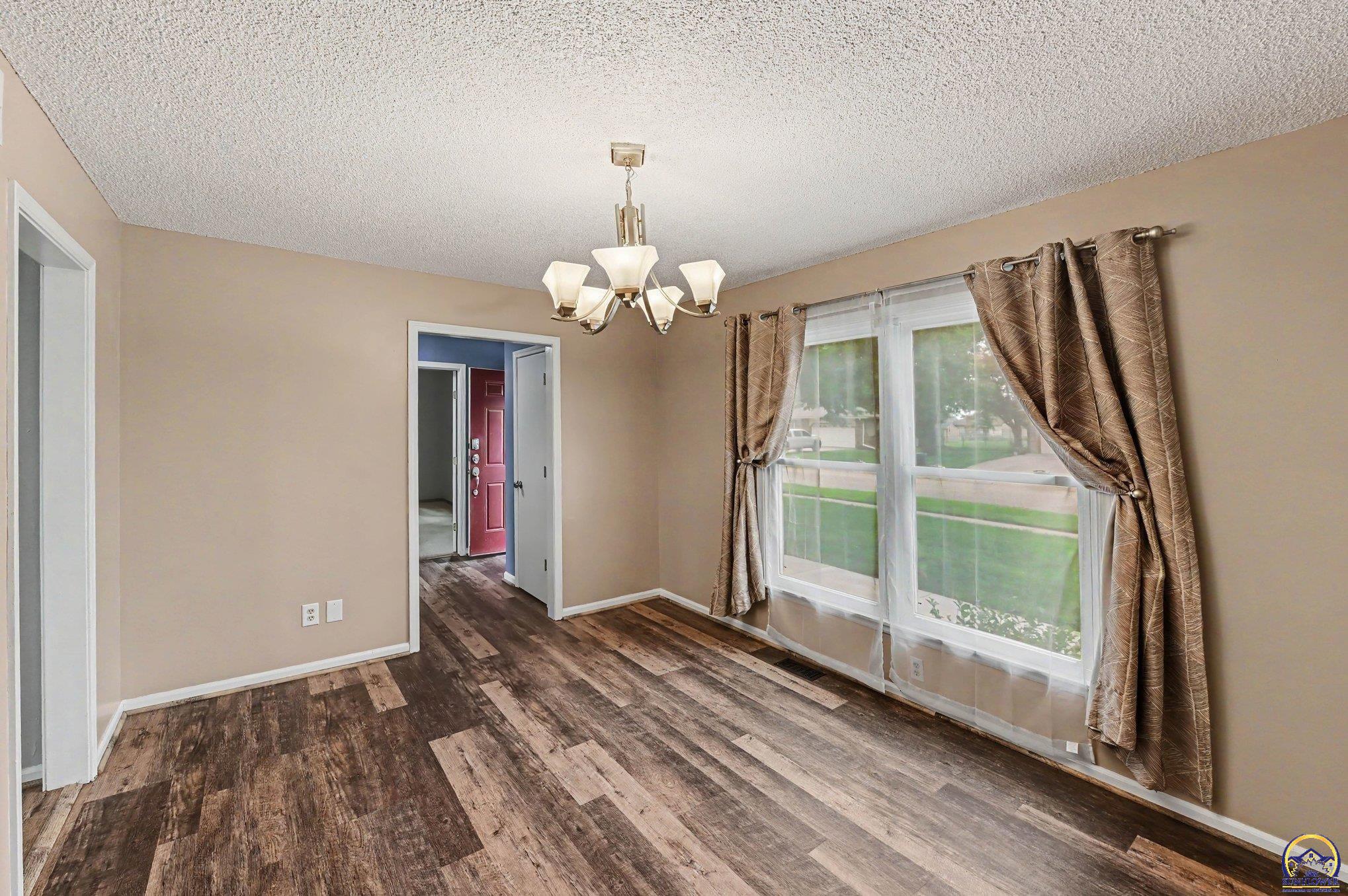 2500 Southwest Gainsboro Road Topeka, KS 66614 - Photo 5 of 27