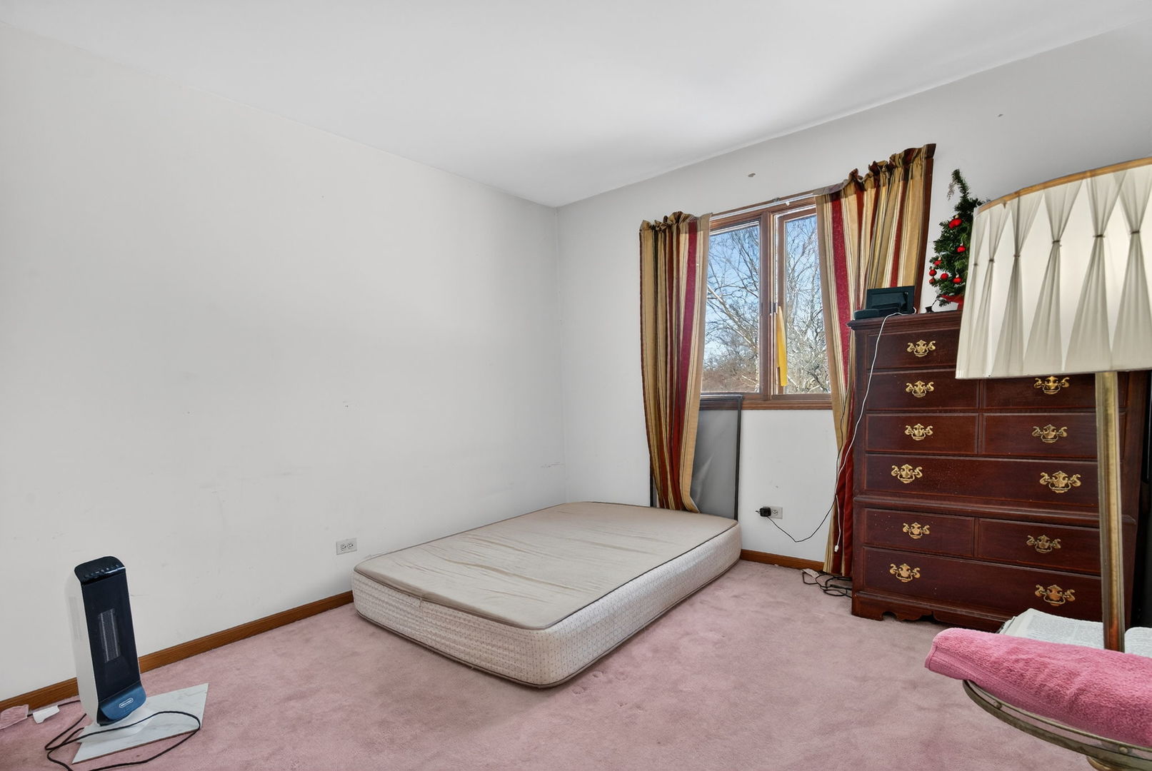 4448 Maple Avenue Matteson, IL 60443 - Photo 20 of 26 a living room with furniture and a window