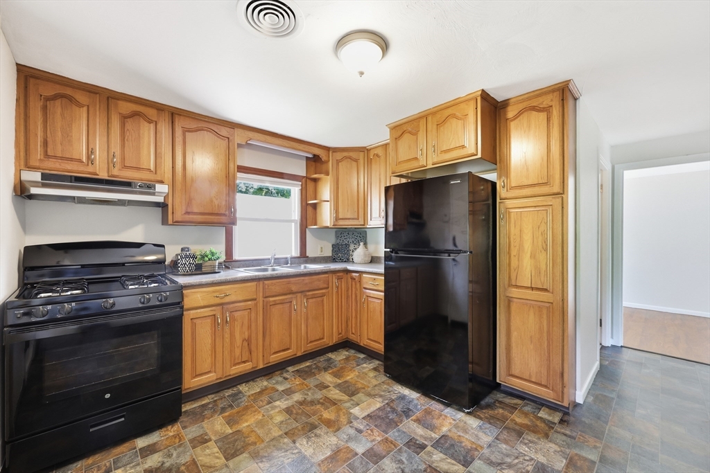 60 Keddy Street Springfield, MA 01109 - Photo 5 of 24