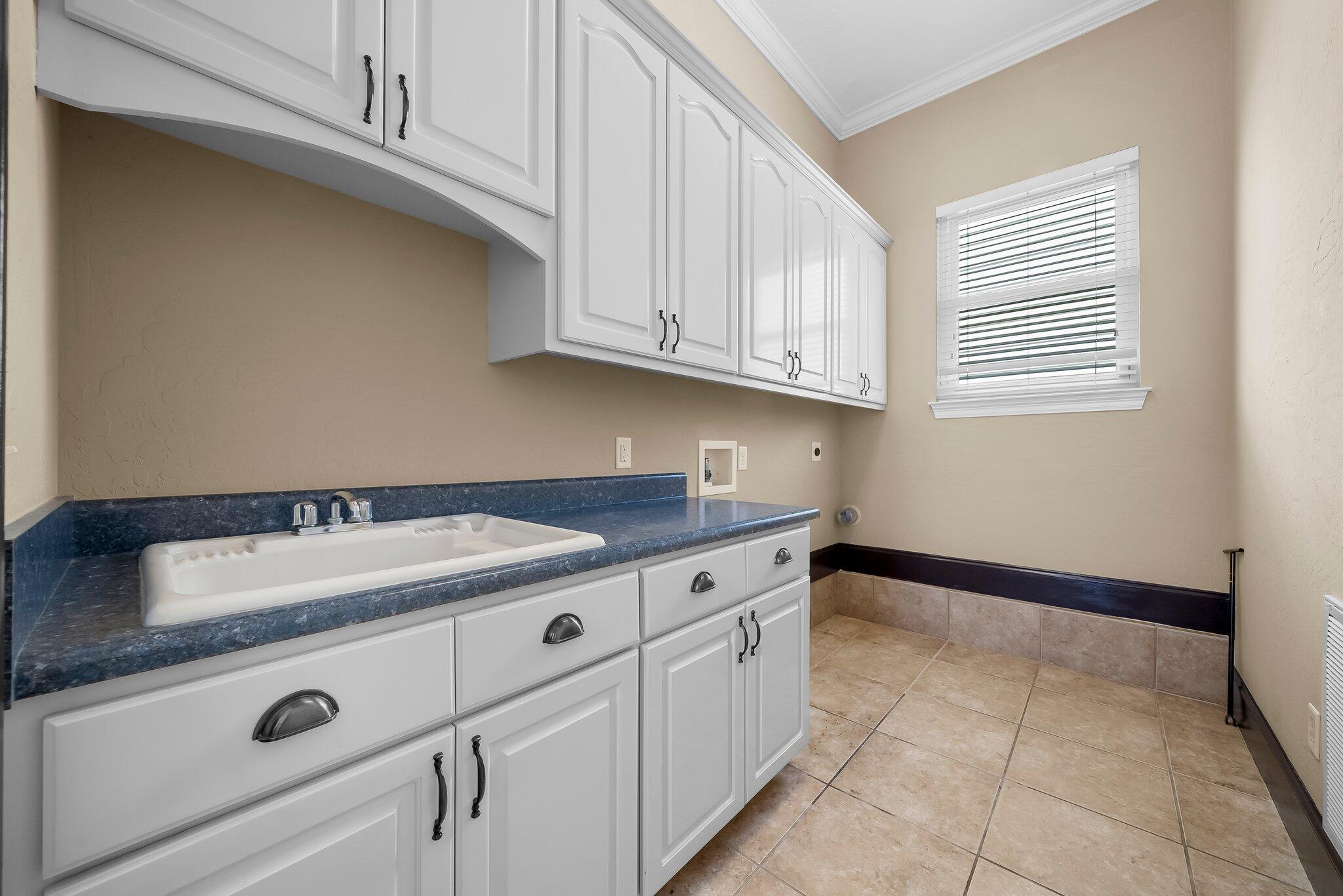 3929 Indian Springs Road Panama City, FL 32404 - Photo 36 of 51 Laundry room