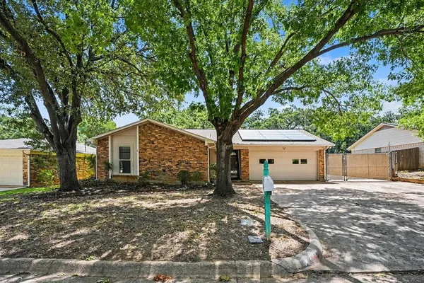 $290,000 | 2721 Lucas Drive, Arlington, TX 76015