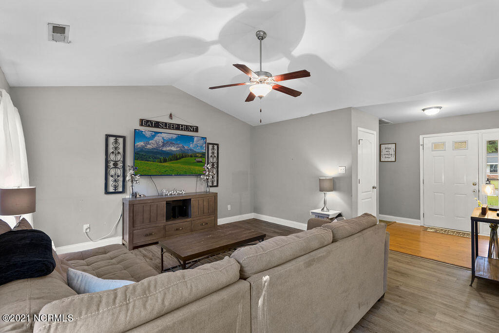 207 Sheffield Road Jacksonville, NC 28546 - Photo 7 of 30 64E25B30-51DA-4D29-A5E4-34C802FD63D7