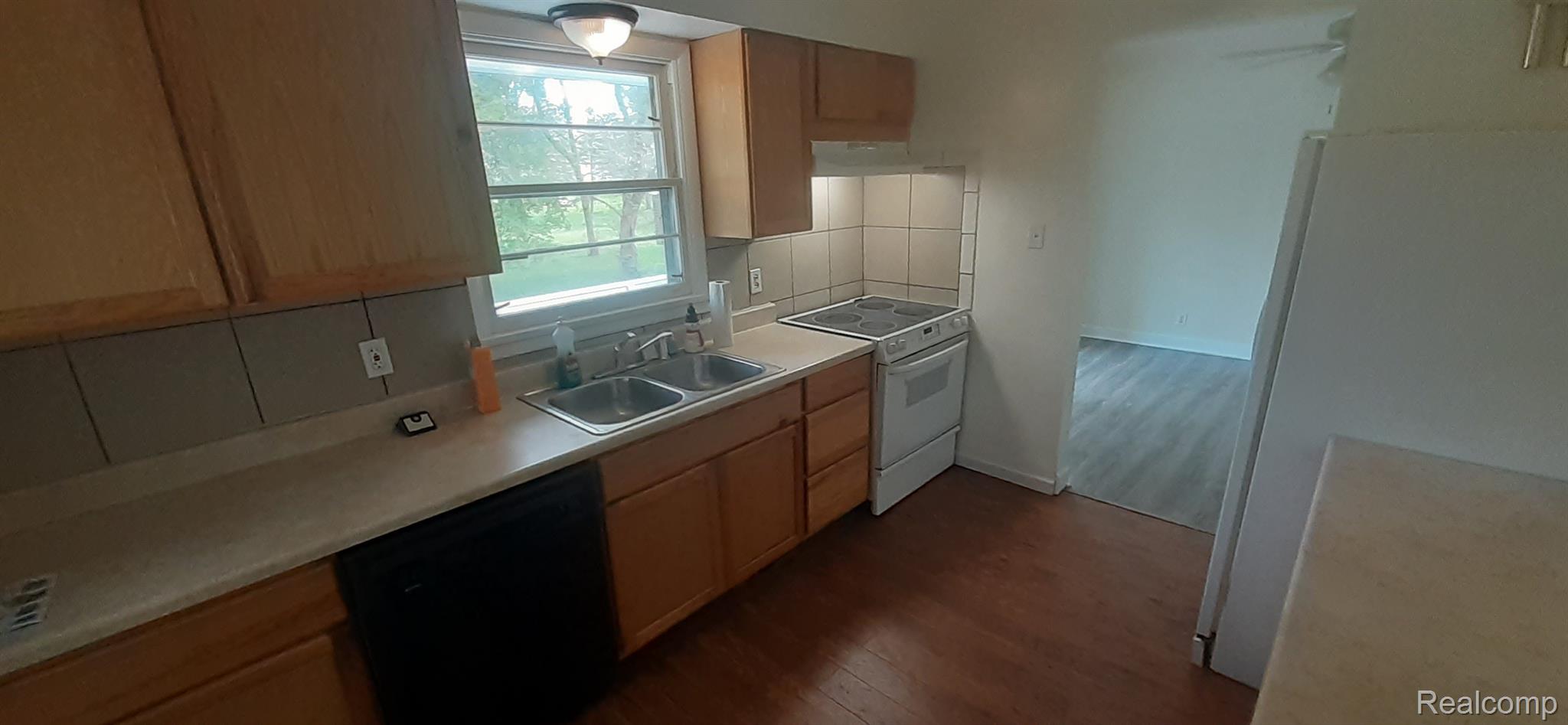 6184 Flushing Road Flushing, MI 48433 - Photo 7 of 15 8.jpg