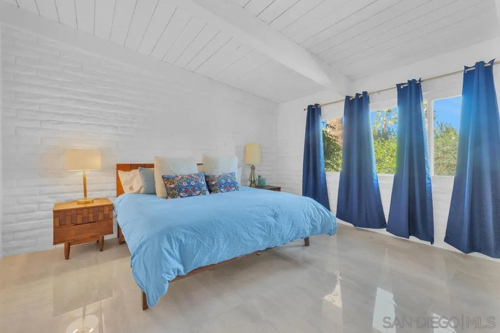 1606 Yaqui Road Borrego Springs, CA 92004 - Photo 24 of 51 a bedroom with a large bed and a window