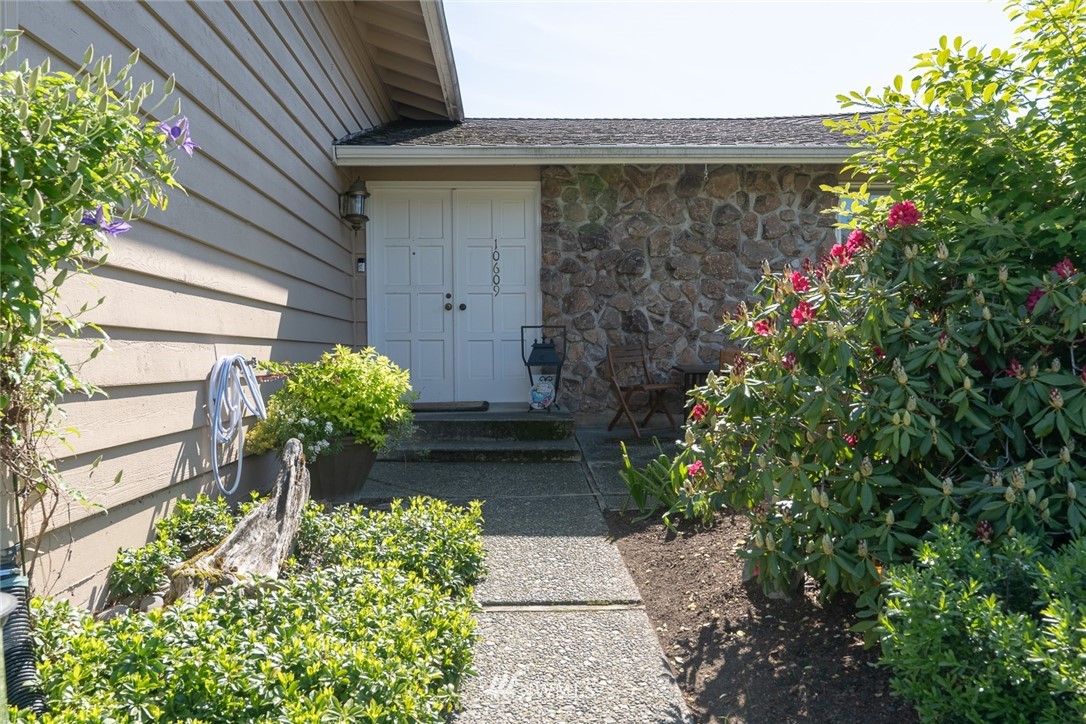 10609 Northeast 198th Street Bothell, WA 98011 - Photo 2 of 25 Gallery Image 2