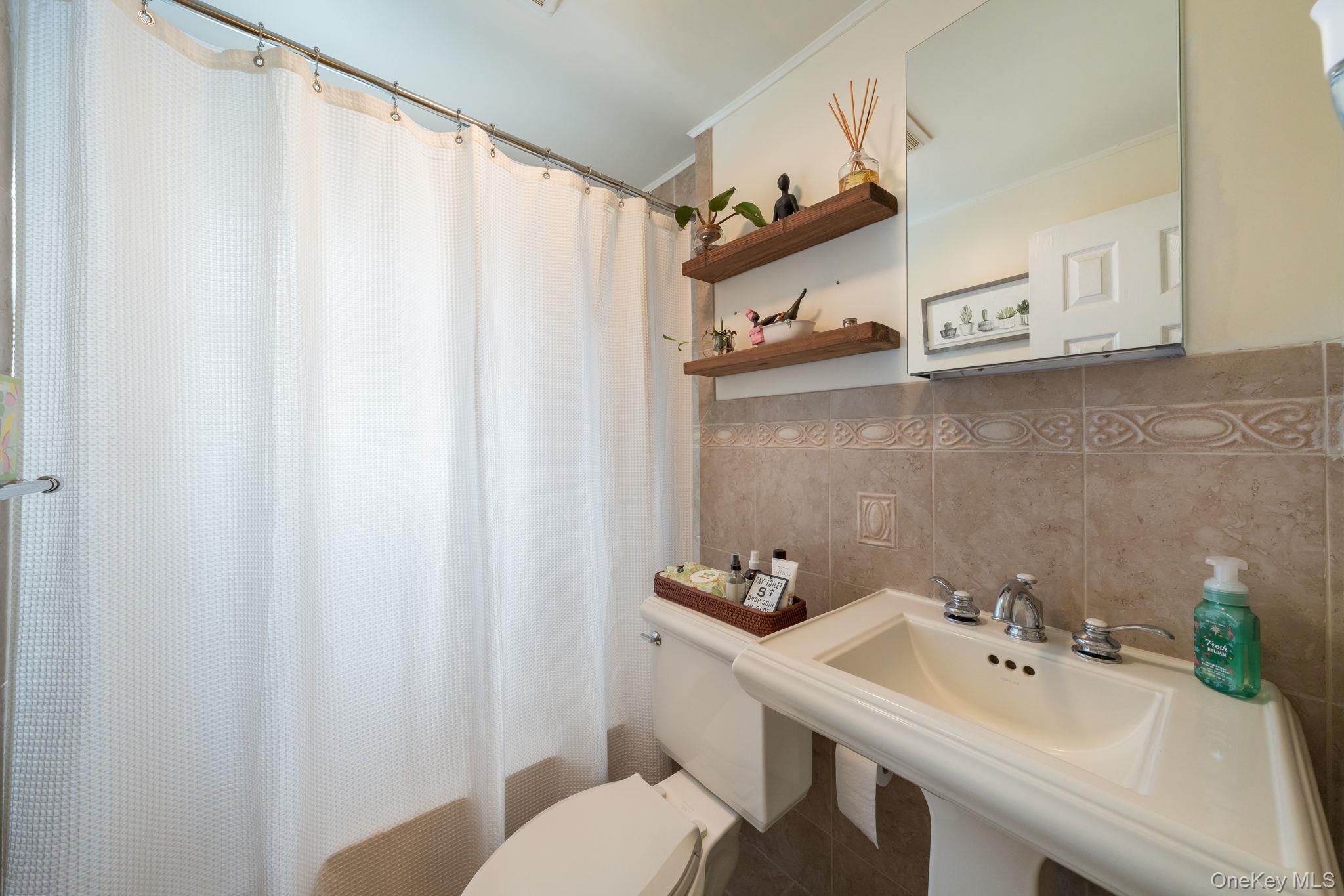 82 Nottingham Avenue Valley Stream, NY 11580 - Photo 5 of 30