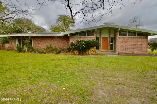 $275,500 | 1915 North River Oaks Drive, Abbeville, LA 70510
