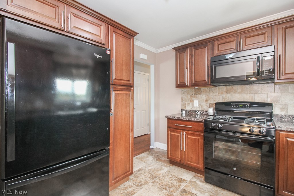 7622 Roeper Road Parma, OH 44134 - Photo 9 of 33
