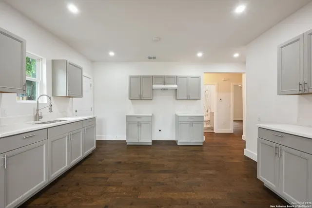 $299,900 | 1030 West Elsmere Place, San Antonio, TX 78201