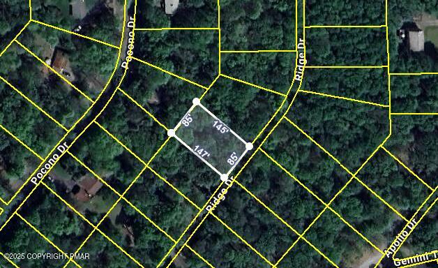 a view of a tennis court