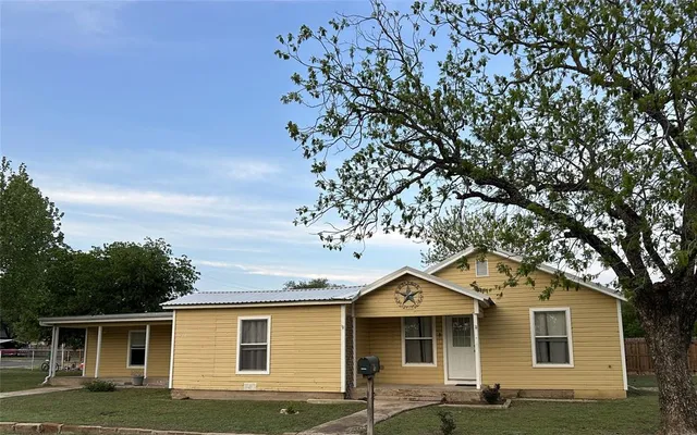 $210,500 | 708 Barrow Street, Goldthwaite, TX 76844
