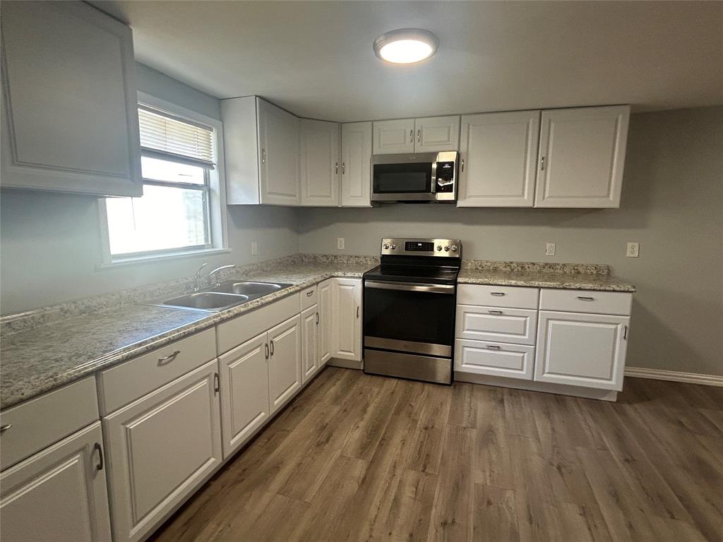 708 Barrow Street Goldthwaite, TX 76844 - Photo 3 of 20