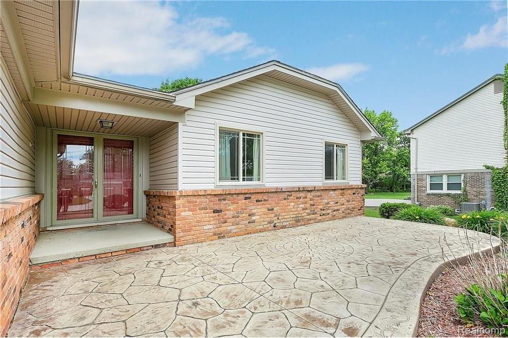 304 Coldiron Drive Rochester Hills, MI 48307 - Photo 2 of 31