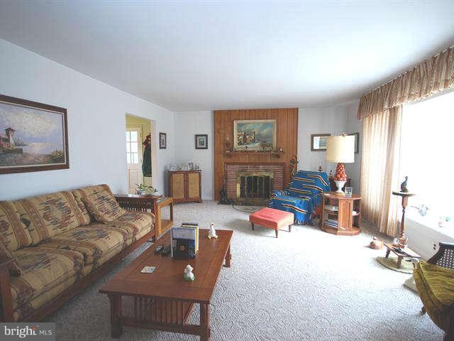 2205 Parker Avenue Silver Spring, MD 20902 - Photo 2 of 29 Living Room