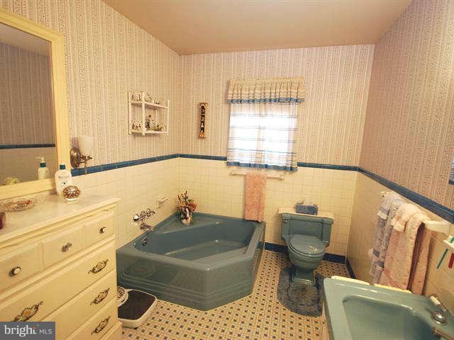 2205 Parker Avenue Silver Spring, MD 20902 - Photo 13 of 29 Bath