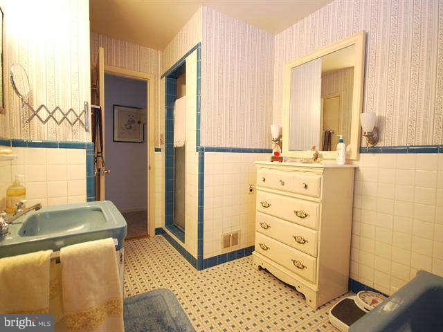 2205 Parker Avenue Silver Spring, MD 20902 - Photo 14 of 29 Bath
