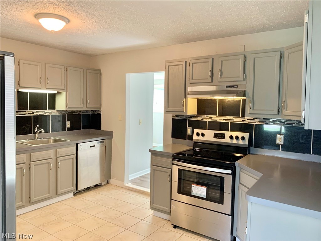 19508 Longbrook Road Cleveland, OH 44128 - Photo 4 of 22