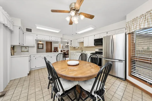 $499,900 | 10221 South Eleanor Avenue, Palos Hills, IL 60465