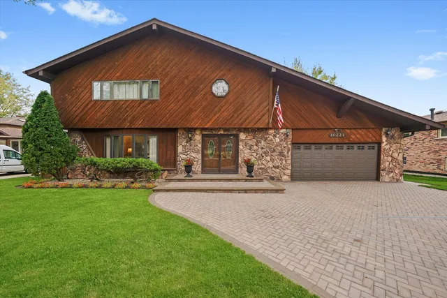$539,900 | 10221 South Eleanor Avenue, Palos Hills, IL 60465