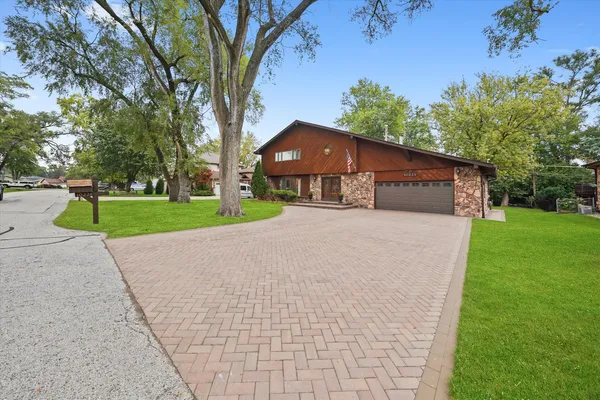 $499,900 | 10221 South Eleanor Avenue, Palos Hills, IL 60465