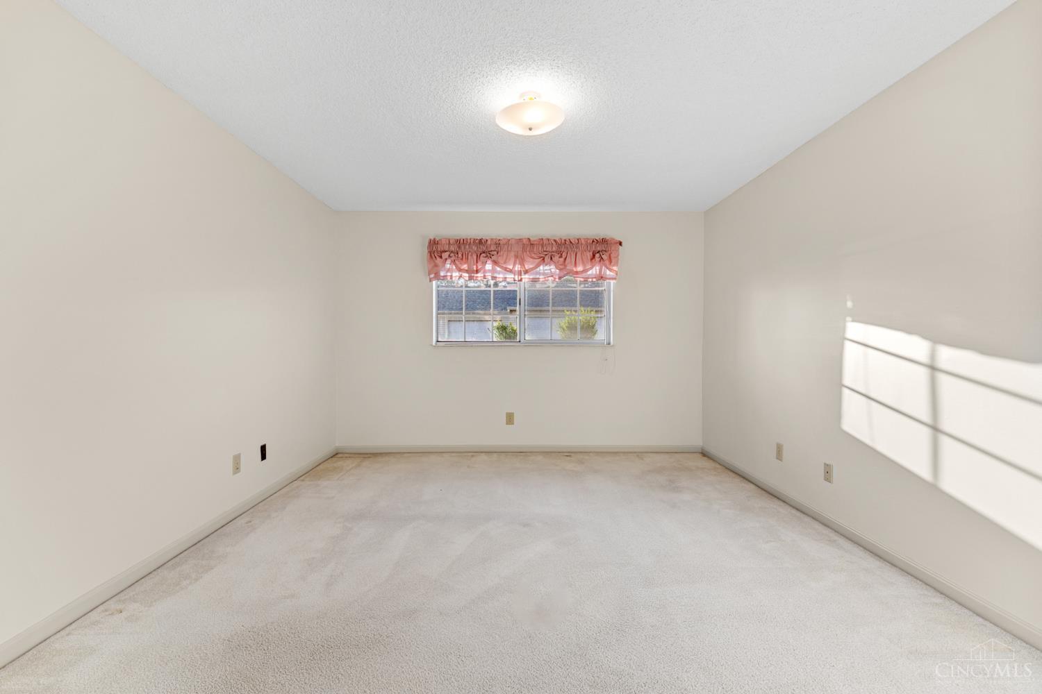 3547 Jessup Road, Unit 1A Cincinnati, OH 45239 - Photo 27 of 46 Primary Bedroom