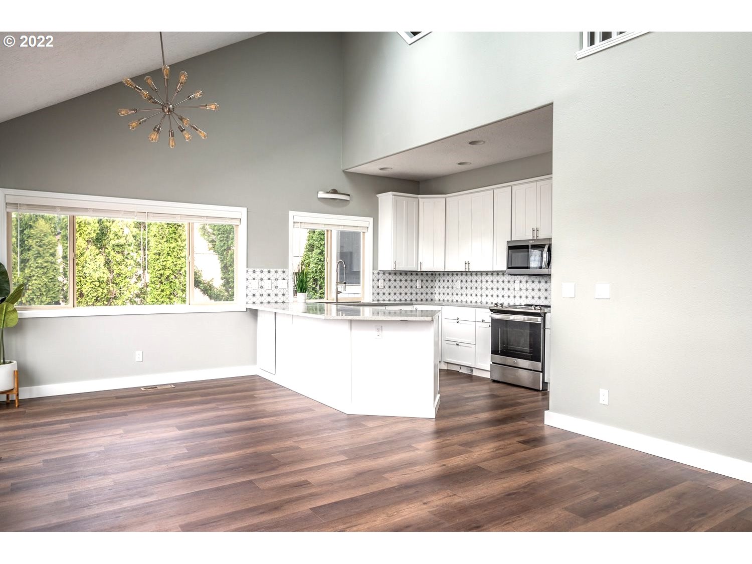823 Southwest 8th Street Gresham, OR 97080 - Photo 5 of 30 Gallery Image 5
