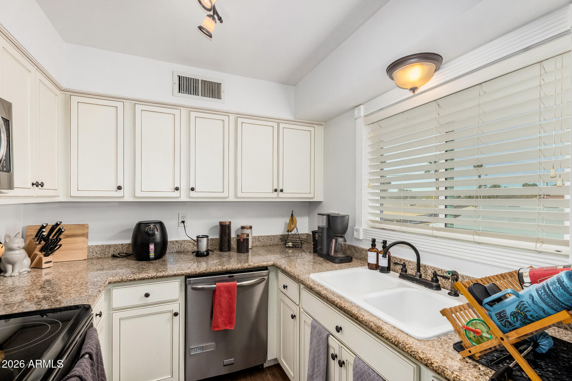 4394 North 36th Street Phoenix, AZ 85018 - Photo 5 of 32 11 36th