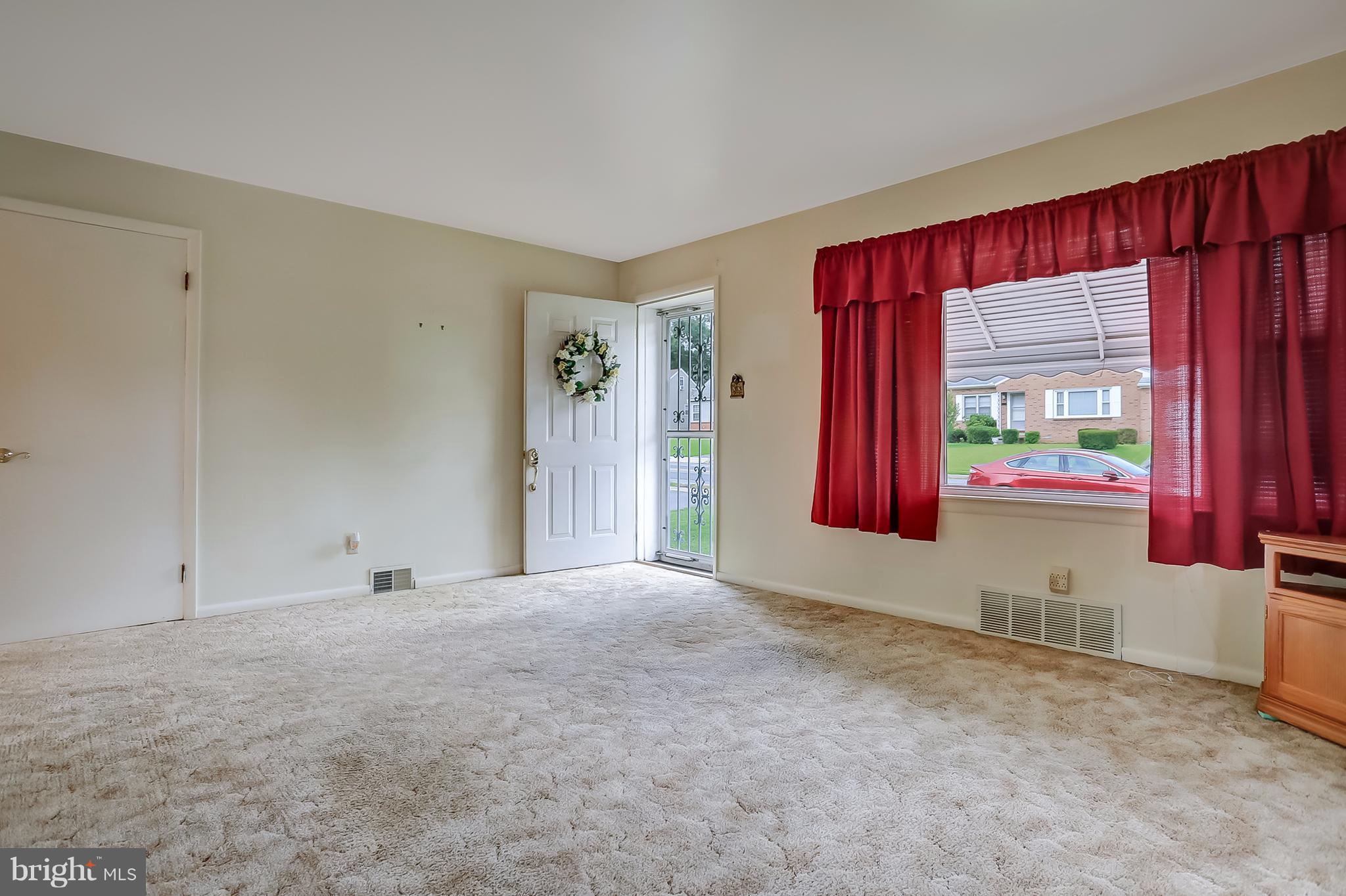 220 Nottingham Road Hagerstown, MD 21740 - Photo 11 of 30 Living Room
