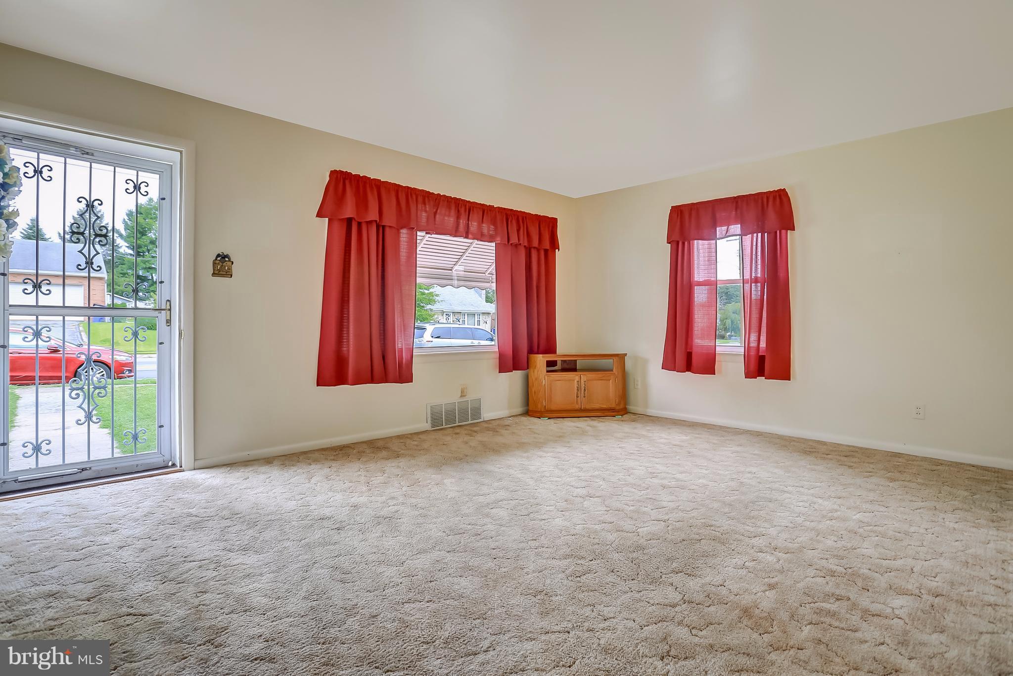 220 Nottingham Road Hagerstown, MD 21740 - Photo 10 of 30 Living Room
