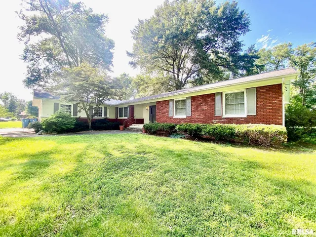 $290,000 | 807 West Market Street, Christopher, IL 62822