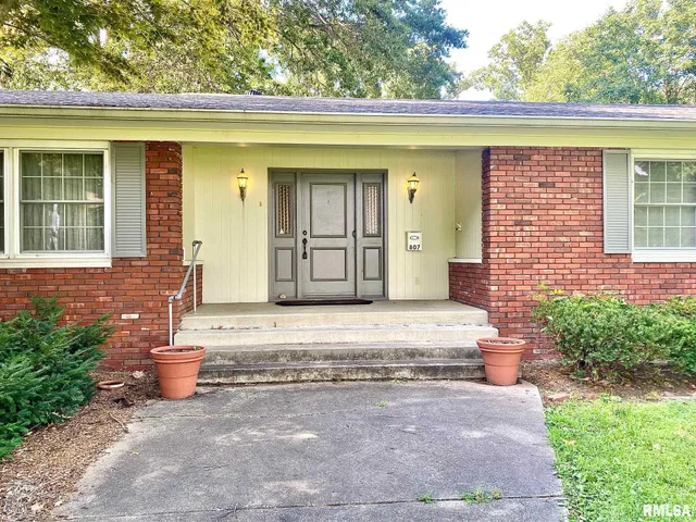 $290,000 | 807 West Market Street, Christopher, IL 62822