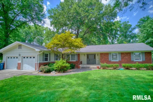 $290,000 | 807 West Market Street, Christopher, IL 62822