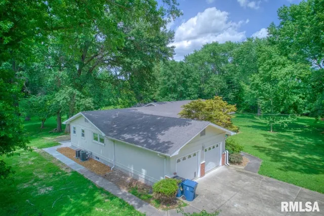 $290,000 | 807 West Market Street, Christopher, IL 62822