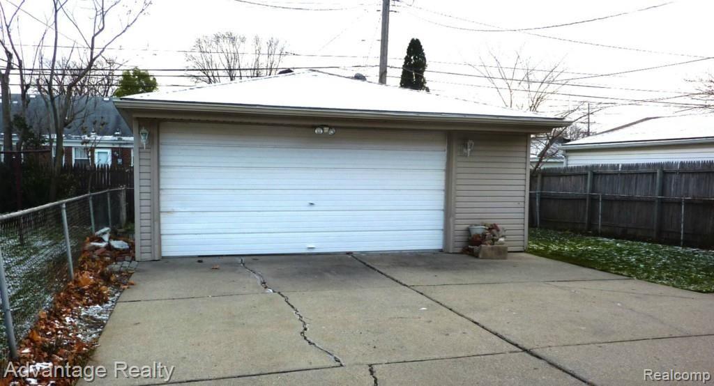7250 Helen Street Center Line, MI 48015 - Photo 4 of 27 7250 Helen garage.jpg