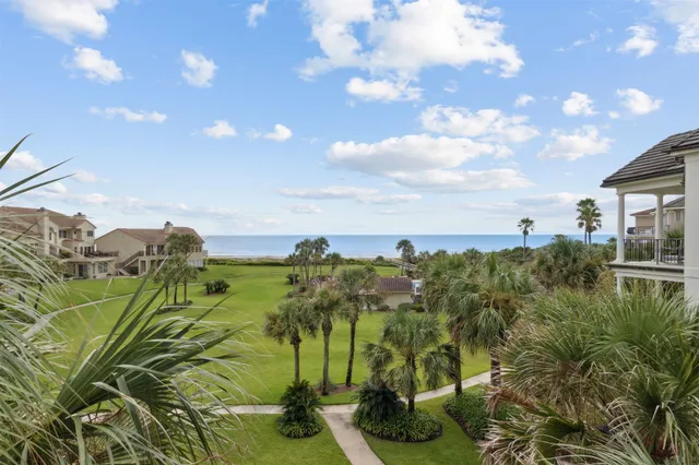 a view of entryway and hall