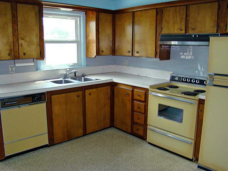 121 Ruggles Avenue Newport, RI 02840 - Photo 11 of 25 Kitchen.
